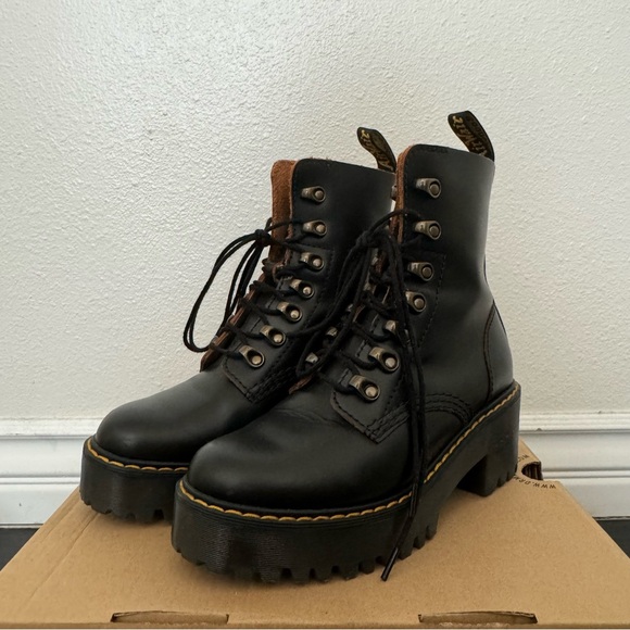 Dr Martens Leona Women’s Vintage Smooth Leather Heeled Boots - Black - Picture 2 of 11